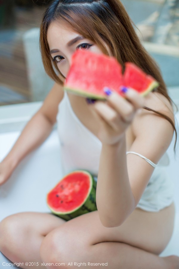 XiuRen 秀人 No.379 黄歆苑浴缸西瓜遮下体超诱惑