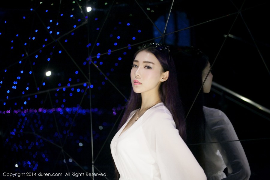 XiuRen 秀人 No.131 女神夢娜Vanessa超美长裙好身材藏不住！