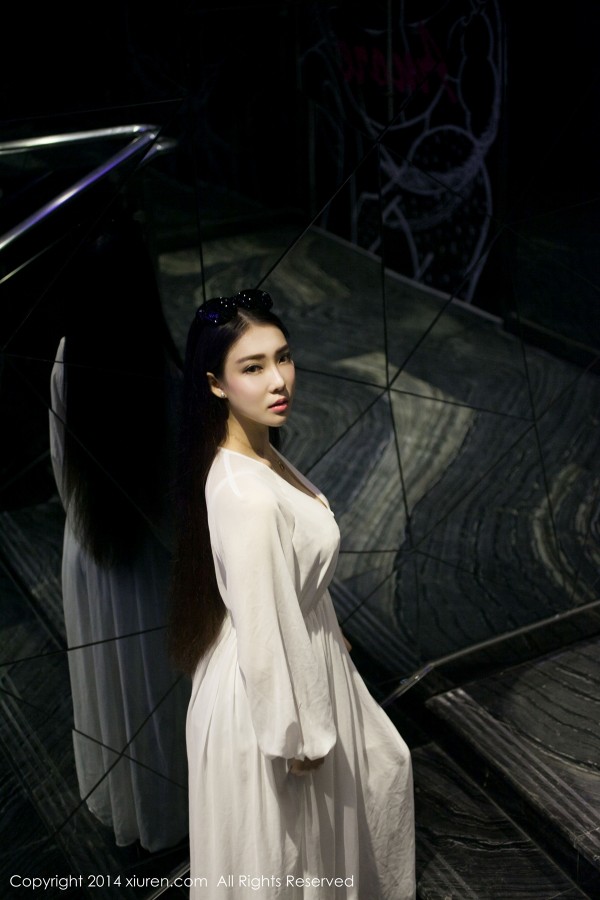 XiuRen 秀人 No.131 女神夢娜Vanessa超美长裙好身材藏不住！