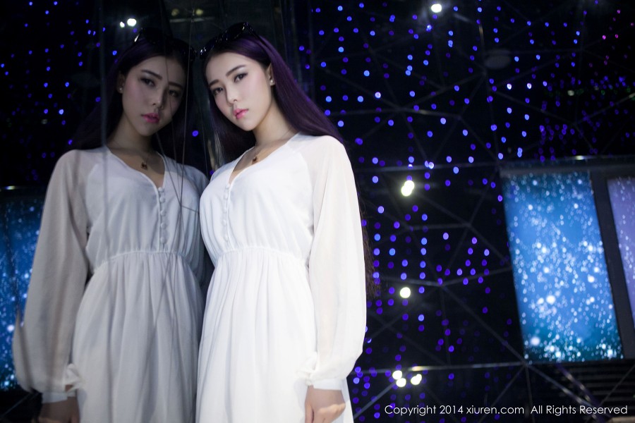 XiuRen 秀人 No.131 女神夢娜Vanessa超美长裙好身材藏不住！