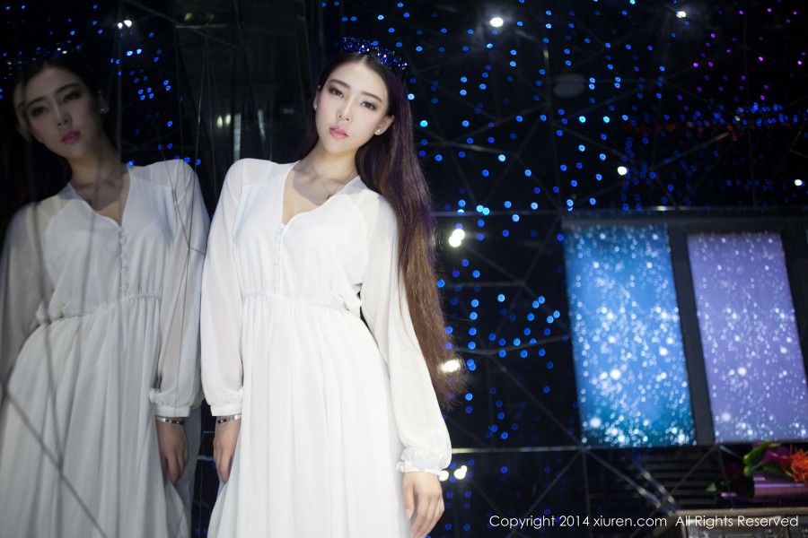 XiuRen 秀人 No.131 女神夢娜Vanessa超美长裙好身材藏不住！