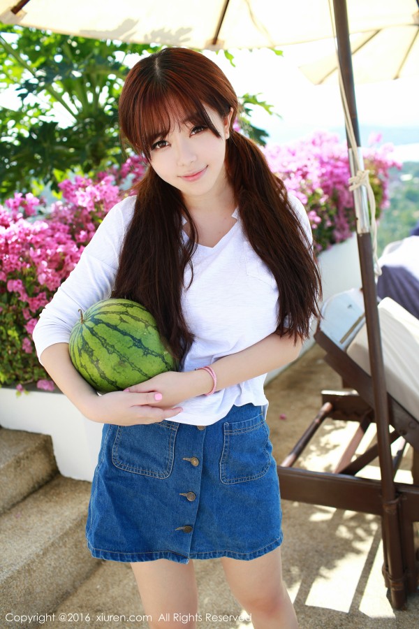 XiuRen 秀人 No.490 童颜巨乳刘飞儿Faye乳白毛背心变身小吃货！