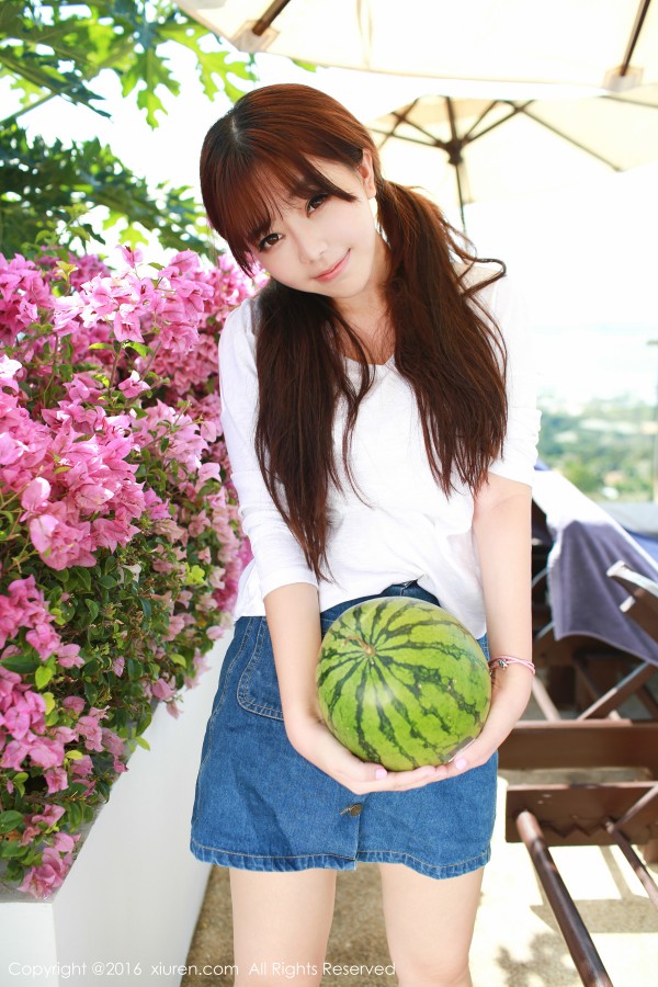 XiuRen 秀人 No.490 童颜巨乳刘飞儿Faye乳白毛背心变身小吃货！