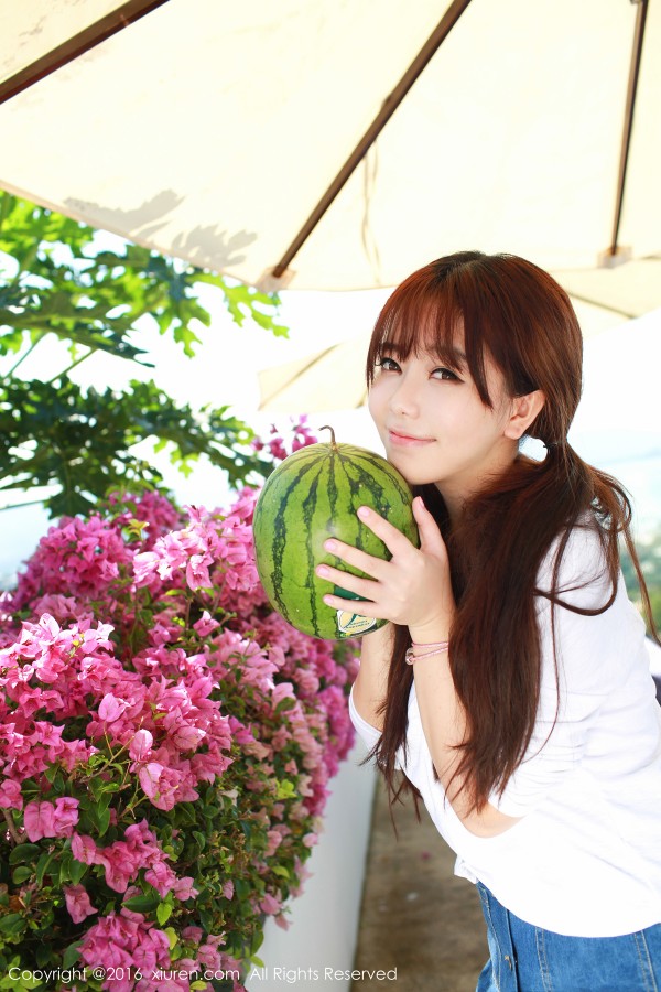 XiuRen 秀人 No.490 童颜巨乳刘飞儿Faye乳白毛背心变身小吃货！