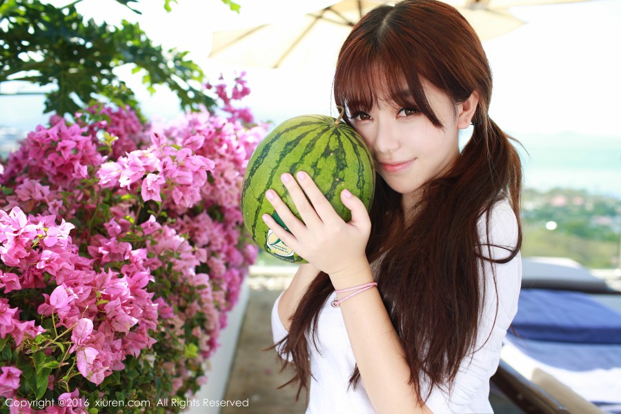 XiuRen 秀人 No.490 童颜巨乳刘飞儿Faye乳白毛背心变身小吃货！