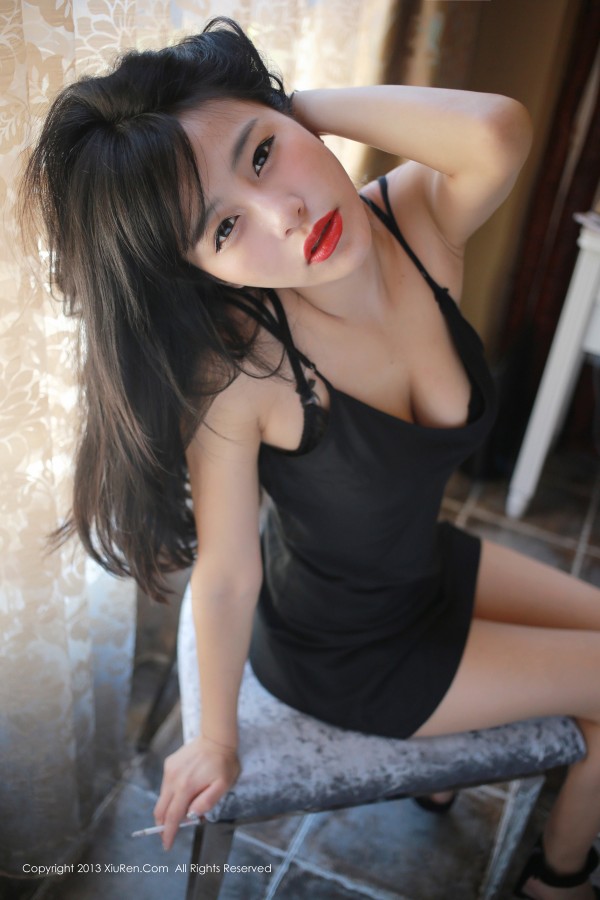 XiuRen 秀人 No.007 易欣viya红唇穿网丝袜秀超长美腿！