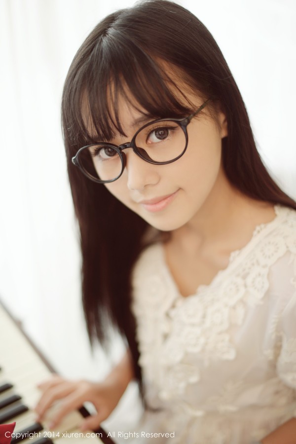 XiuRen 秀人 No.170 萌妹子toro羽住户外足球场外拍