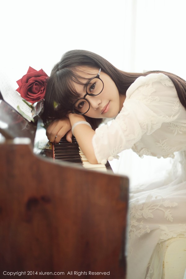 XiuRen 秀人 No.170 萌妹子toro羽住户外足球场外拍