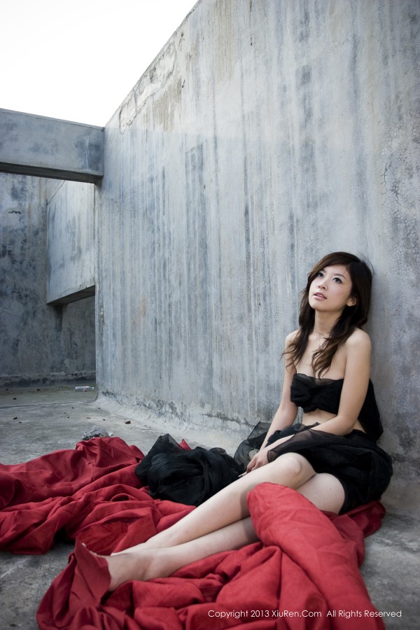 XiuRen 秀人 No.016 美女加菲黄色内衣车拍皮肤好白！