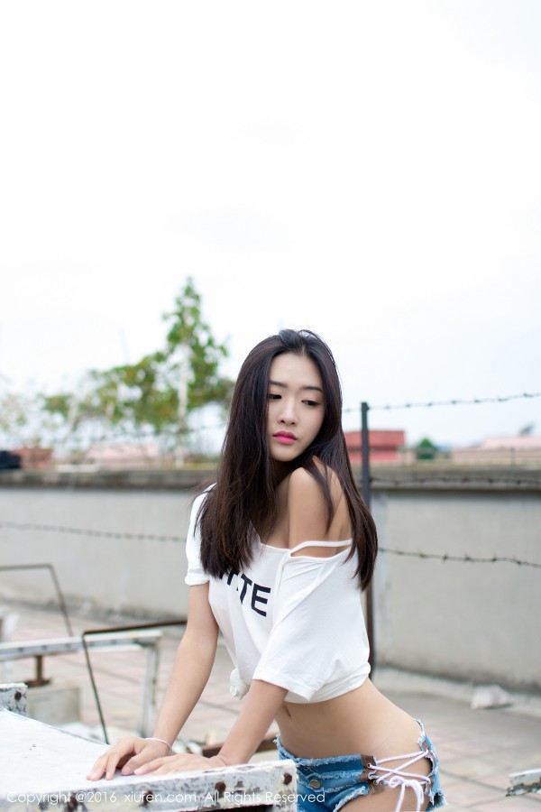 XiuRen 秀人 No.624 周琰琳LIN黑丝美腿户外美照！