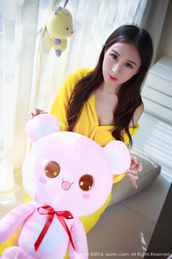 XiuRen 秀人 No.646 月音瞳爆乳制服诱惑私房美照！