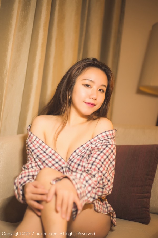 XiuRen 秀人 No.823 吃白菜的vi菜菜性感萝莉香肩美背！